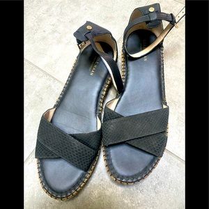 Black flat sandals like new !!!
